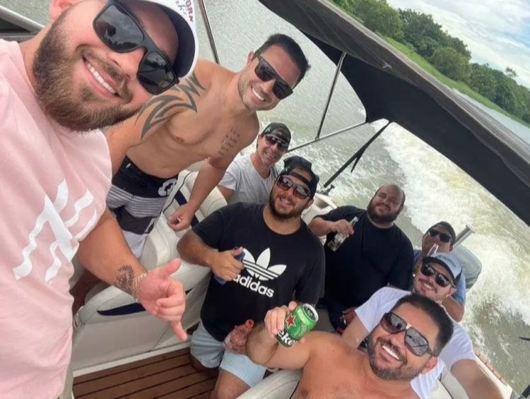 As buscas pela vítima desaparecida do naufrágio de uma lancha em Laguna, no Sul catarinense, foram retomadas neste sábado (15).