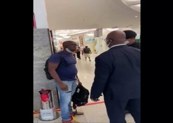 O homem negro que foi retirado do banheiro do Shopping da Bahia, em Salvador, após ser acusado de furtar uma mochila que comprou na loja Zara, vai entrar com uma ação indenizatória na ordem de R$ 1 milhão contra a loja e o shopping.