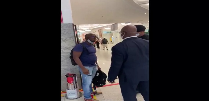 O homem negro que foi retirado do banheiro do Shopping da Bahia, em Salvador, após ser acusado de furtar uma mochila que comprou na loja Zara, vai entrar com uma ação indenizatória na ordem de R$ 1 milhão contra a loja e o shopping.