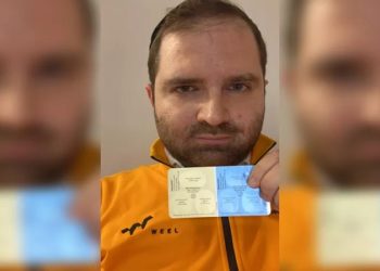 O brasileiro israelense Simcha Neumark, de 33 anos, foi o primeiro paciente de Covid-19 a receber a pílula da Pfizer contra a doença em Israel, o Paxlovid.