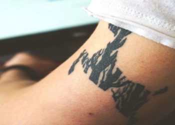 Está proibido o ingresso de pessoas tatuadas na Marinha. A determinação faz parte da Lei 14.296/22, sancionada pelo presidente Jair Bolsonaro