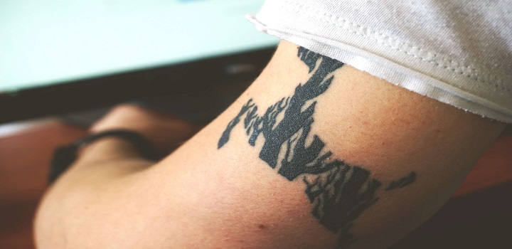 Está proibido o ingresso de pessoas tatuadas na Marinha. A determinação faz parte da Lei 14.296/22, sancionada pelo presidente Jair Bolsonaro