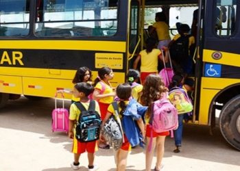 prazo para adequação da frota de transporte escolar estadual, conforme determina a Lei 8.081/18, fica ampliado para até o final de 2022. É o que determina a Lei 9.538/21, de autoria dos deputados Jair Bittencourt (PP) e Sérgio Fernandes (PDT), sancionada pelo governador Cláudio Castro e publicada no Diário Oficial desta segunda-feira (03/01).