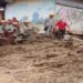 Corpo sendo retirado, na manhã desta quarta (16), da barreira que atingiu o Morro da Oficina, em Petrópolis — Foto: Alexandre Kapiche/g1
