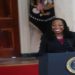 O presidente dos Estados Unidos, Joe Biden, nomeou nesta sexta-feira a juíza de apelações Ketanji Brown Jackson para ser a primeira mulher negra na Suprema Corte dos Estados Unidos