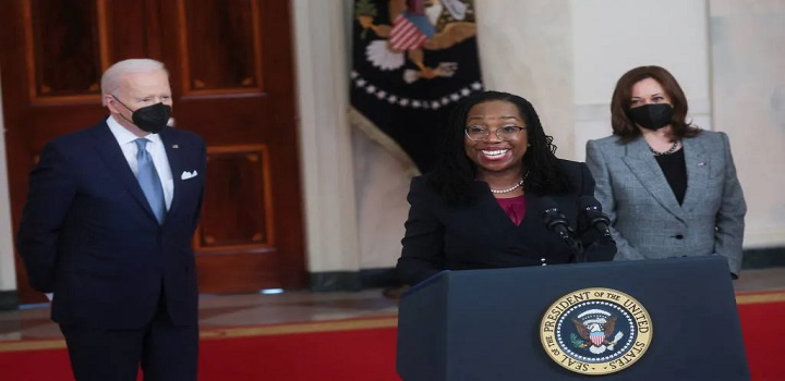 O presidente dos Estados Unidos, Joe Biden, nomeou nesta sexta-feira a juíza de apelações Ketanji Brown Jackson para ser a primeira mulher negra na Suprema Corte dos Estados Unidos
