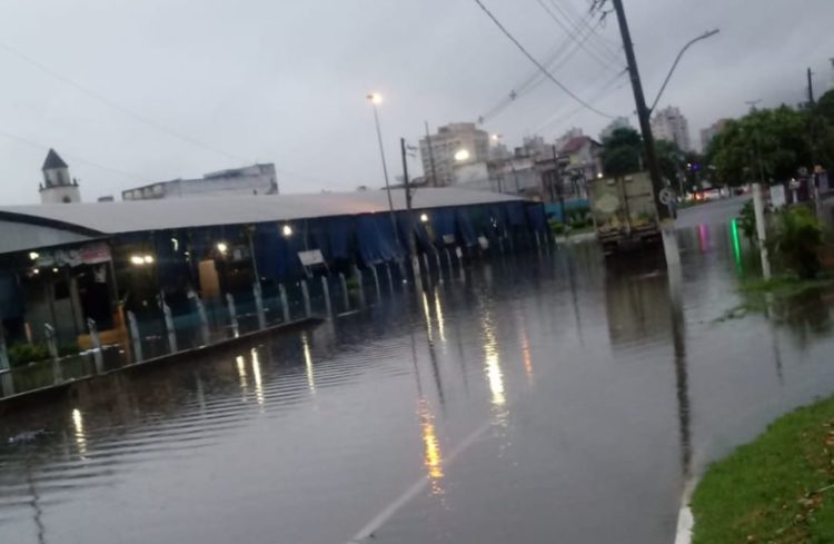 Ruas alagadas em Campos-RJ: Chuvas provocam inundações no Norte e Noroeste Fluminense