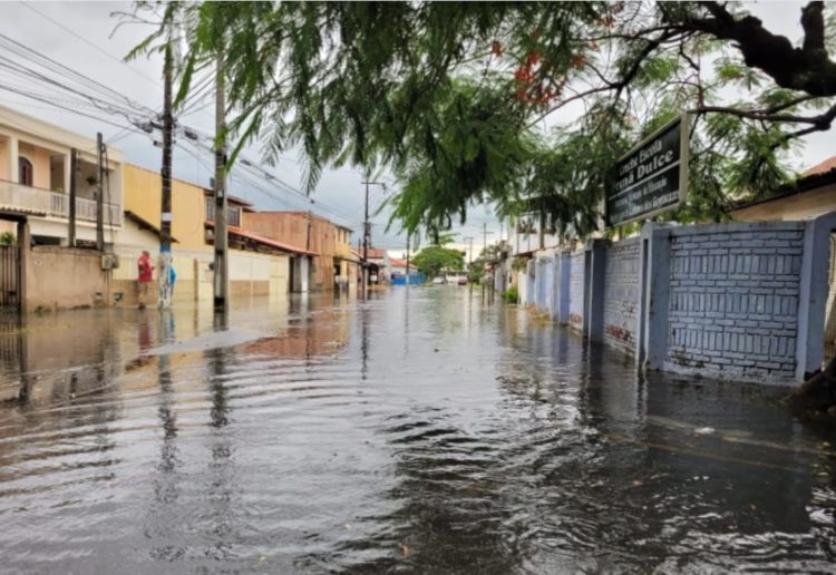 Campos dos Goytacazes-RJ: ruas da cidade inundadas durante temporal