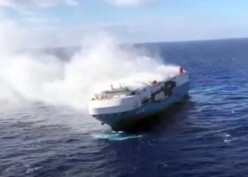 Um incêndio está acontecendo em um navio de carga no Oceano Atlântico. O Felicity Ace emitiu um alarme de socorro à Marinha de Portugal depois que o porão da embarcação pegou fogo, como relata a