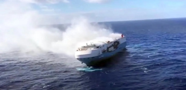Um incêndio está acontecendo em um navio de carga no Oceano Atlântico. O Felicity Ace emitiu um alarme de socorro à Marinha de Portugal depois que o porão da embarcação pegou fogo, como relata a