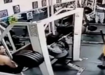 MULHER É ESMAGADA POR PESO EM ACADEMIA