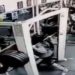 MULHER É ESMAGADA POR PESO EM ACADEMIA
