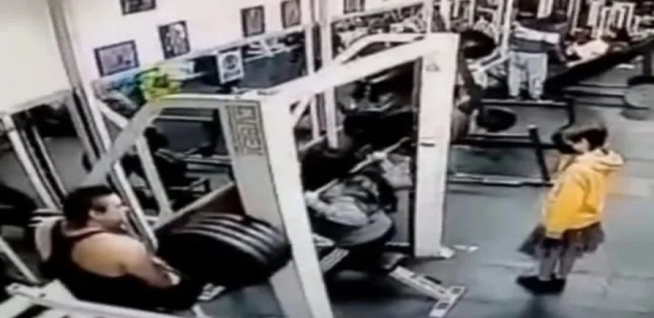 MULHER É ESMAGADA POR PESO EM ACADEMIA
