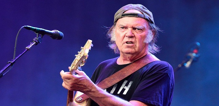 A cruzada de Neil Young contra o Spotify não é novidade para o músico O cantor e compositor canadense tem uma longa tradição de enfrentar os poderosos - e conseguir fazer sua mensagem reverberar