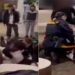 Policial acalma jovem branco enquanto outro algema negro em briga no shopping