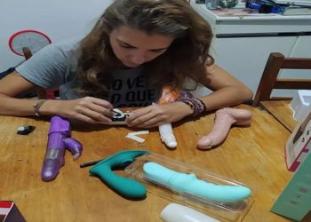 "Se você tem um vibrador e ele parou de funcionar, antes de jogar fora ou comprar um novo, fale comigo!" Foi com este anúncio que a servidora pública Bruna Franquini, de 32 anos, passou a divulgar em São Carlos (SP)