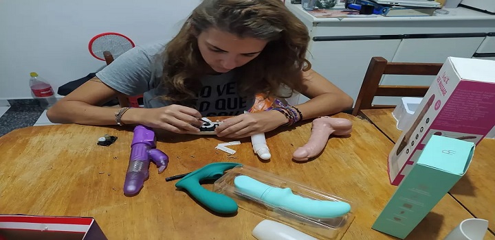 "Se você tem um vibrador e ele parou de funcionar, antes de jogar fora ou comprar um novo, fale comigo!" Foi com este anúncio que a servidora pública Bruna Franquini, de 32 anos, passou a divulgar em São Carlos (SP)