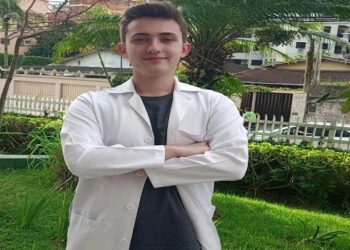 Artur aTAIDE: ESTUDANTE AUTISTA DE 18 ANOS É APROVADO EM MEDICINA ESTUDANDO EM CASA