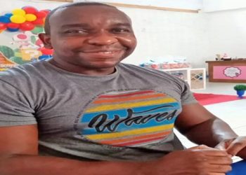 Um homem foi morto pelo próprio vizinho, na porta de casa, em São Gonçalo, na noite desta quarta-feira (2). Segundo a polícia, Durval Teófilo Filho, de 38 anos, foi baleado ao ser confundido com um bandido.