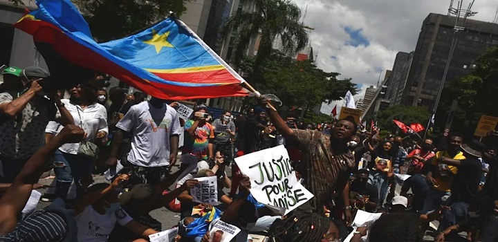 migrantes africanos reunidos em manifestação por justiça à morte de Moïse Kabagambe reclamavam da xenofobia associada ao racismo vivida no Bras