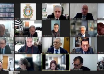 Vídeo: Biblioteca falsa de desembargador cai durante sessão