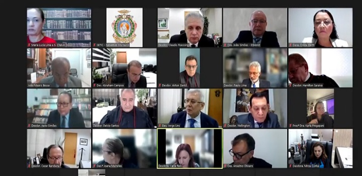 Vídeo: Biblioteca falsa de desembargador cai durante sessão
