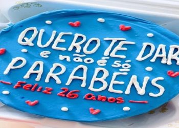 bolos com indiretas sexuais e memes