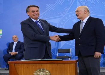 Uma cerimônia no Palácio do Planalto, nesta sexta-feira (4), oficializou o reajuste de 33,23% para professores da rede pública de educação básica