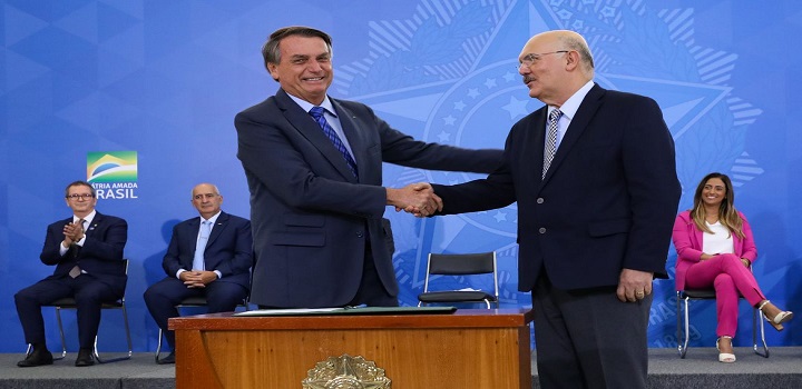 Uma cerimônia no Palácio do Planalto, nesta sexta-feira (4), oficializou o reajuste de 33,23% para professores da rede pública de educação básica