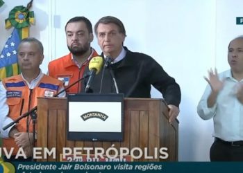 Petrópolis: Bolsonaro sobrevoa a cidade atingida por fortes chuvas Segundo o presidente, ele viu "imagens de guerra" e teve uma "perfeita noção da gravidade do que aconteceu"