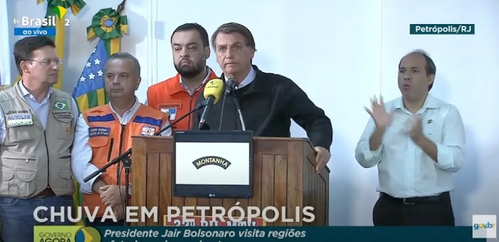 Petrópolis: Bolsonaro sobrevoa a cidade atingida por fortes chuvas Segundo o presidente, ele viu "imagens de guerra" e teve uma "perfeita noção da gravidade do que aconteceu"