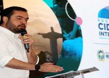 Comentarista da CBN diz que Cláudio Castro foi à Petrópolis "fazer fingimento"