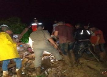 Duas pessoas morrem soterradas após deslizamento em Italva, no RJ Vítimas tinham 45 e 17 anos. Deslizamento aconteceu no bairro Formosia na noite desta terça-feira (1º).