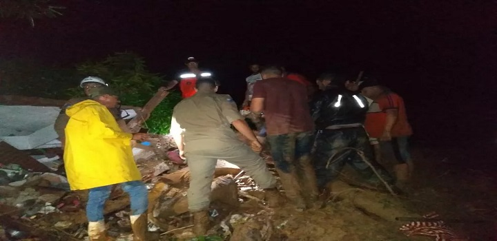 Duas pessoas morrem soterradas após deslizamento em Italva, no RJ Vítimas tinham 45 e 17 anos. Deslizamento aconteceu no bairro Formosia na noite desta terça-feira (1º).