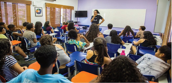 O novo ensino médio começa a ser implementado oficialmente este ano nas escolas brasileiras públicas e privadas.
