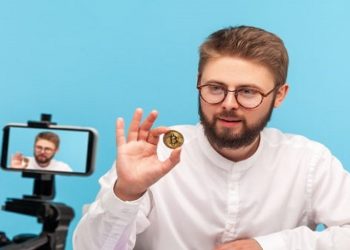 Tribunal de Apelações dos EUA foi favorável a continuação do caso contra dois influenciadores desta criptomoeda que, na verdade, era um esquema Ponzi.