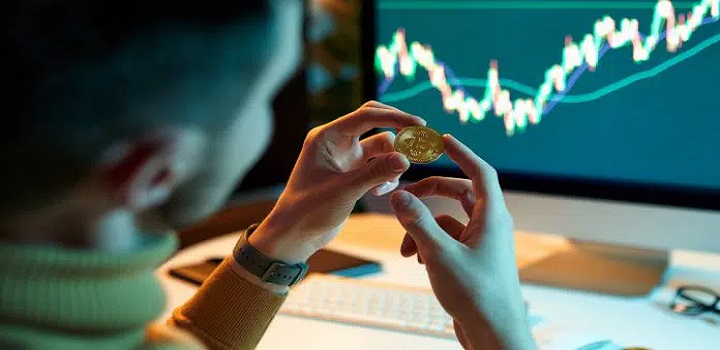 Homem junta quase um milhão de reais comprando frações de bitcoin desde 2017