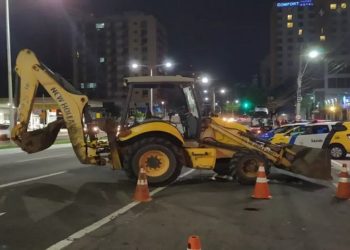 Homem bêbado dirigindo trator em vitória