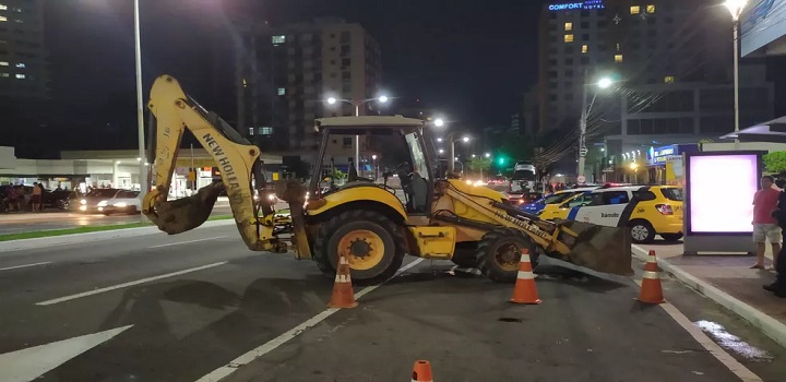 Homem bêbado dirigindo trator em vitória