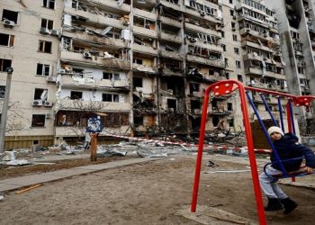 Prédio em escombros na capital Kiev (Foto: Reuters)