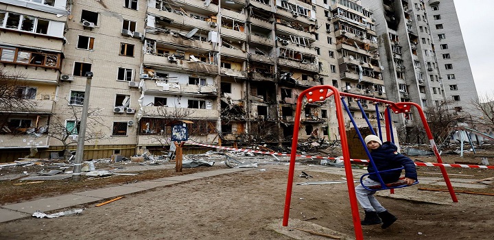Prédio em escombros na capital Kiev (Foto: Reuters)
