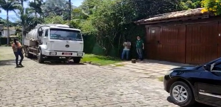 Casa joga esgoto na rua em Búzios