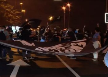 Cerca de 50 jovens realizaram um ato cobrando por justiça para a morte do congolês Moïse Kabagambe e outras vítimas de racismo no Brasil,