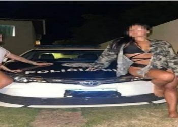 Mulheres de biquina em viatura