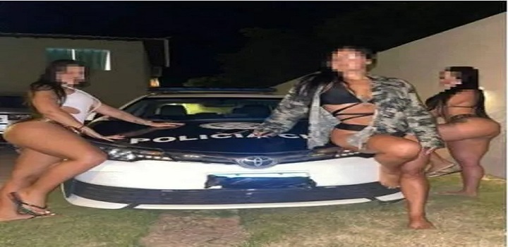Mulheres de biquina em viatura
