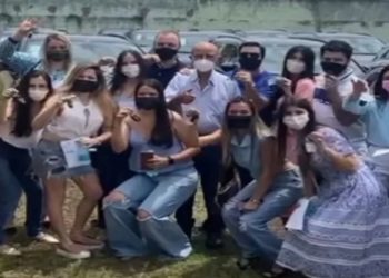 Netos recebem carro de luxo do avô em Bom Jesus de Goiás — Foto: Redes Sociais/Divulgação