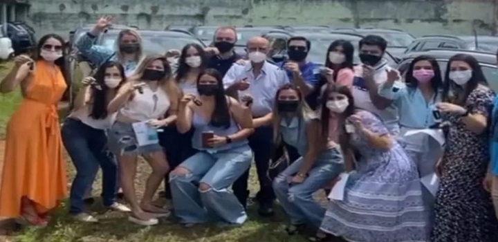 Netos recebem carro de luxo do avô em Bom Jesus de Goiás — Foto: Redes Sociais/Divulgação