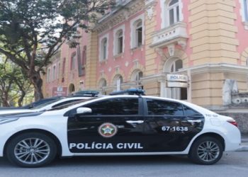 Uma jovem de 22 anos foi resgatada por policiais militares do 12º BPM (Niterói) da casa dos sogros, em Várzea das Moças, na Região Oceânica de Niterói