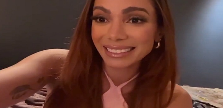 Anitta comemora primeiro lugar de Envolver no Spotify