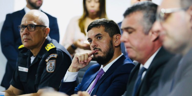 Com críticas à investigação, Alerj revoga prisão de Rodrigo Bacellar
